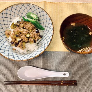 ☆簡単ランチ☆とろとろ茄子そぼろ餡かけ丼定食